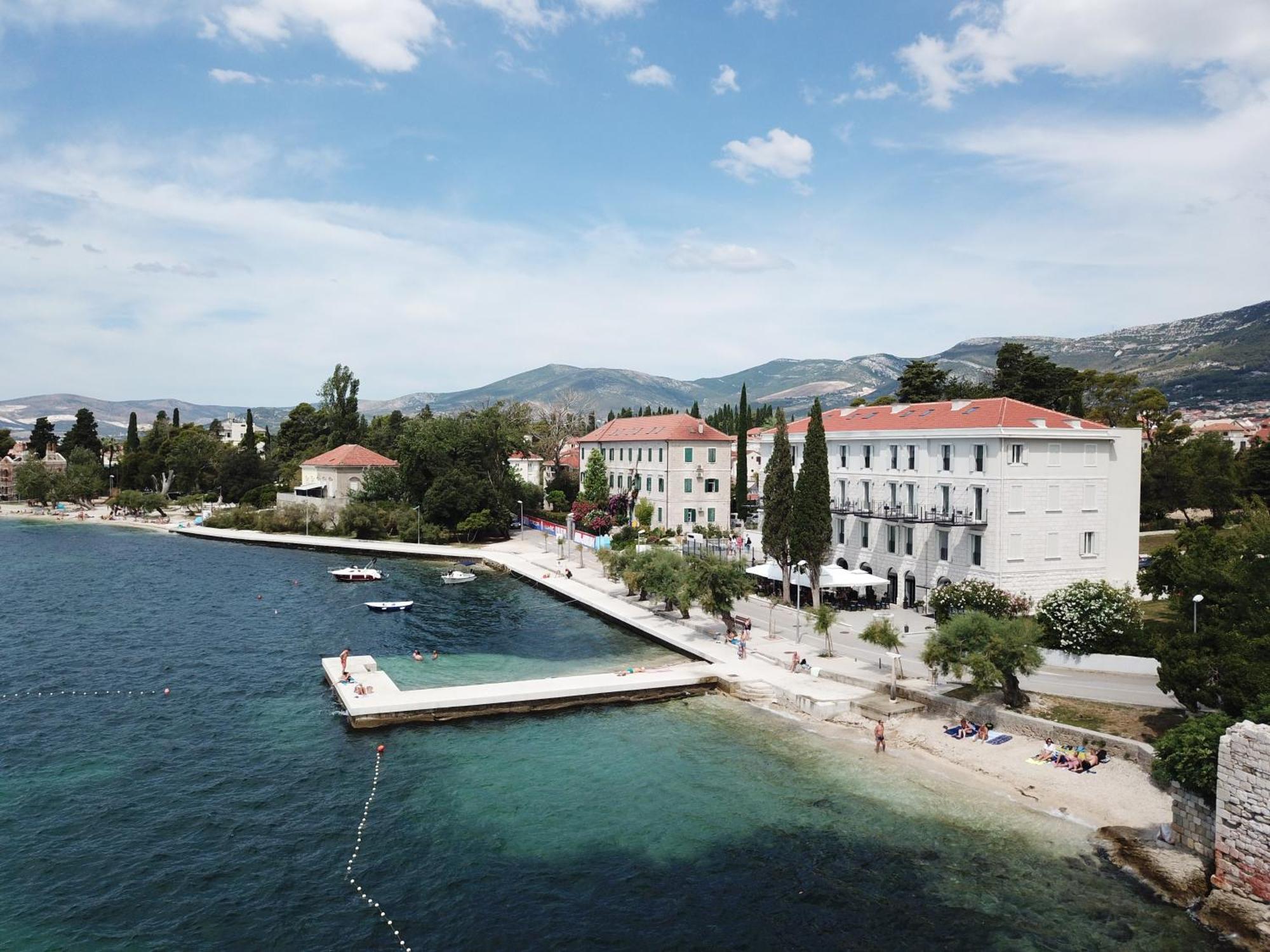 Hotel Stacija Kaštela Екстериор снимка